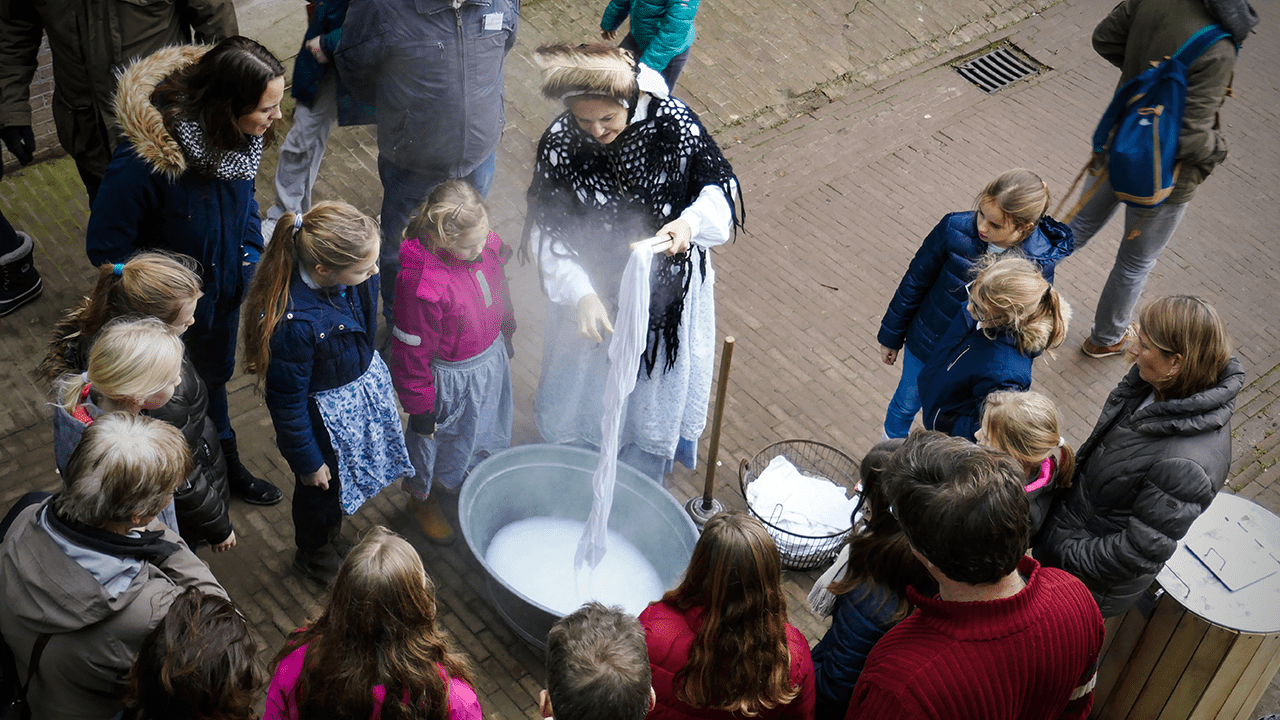 Wasvrouw historisch fort Onderwijs bij GeoFort educatief schoolreisje leren door te beleven