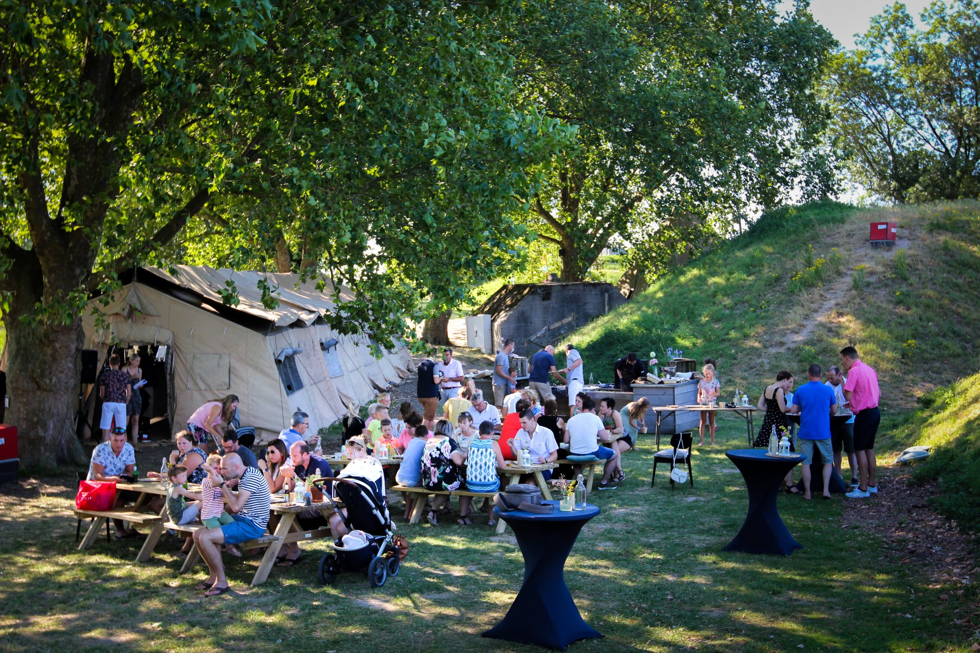 Legertent_Krayenhofftent_buiten_mensen_zomer_1